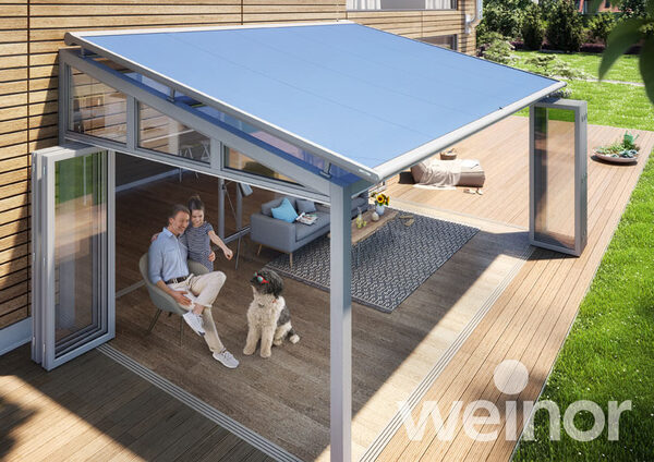 Große Terrassenüberdachung mit Markise, modernem Outdoor-Bereich, Familie und Hund.